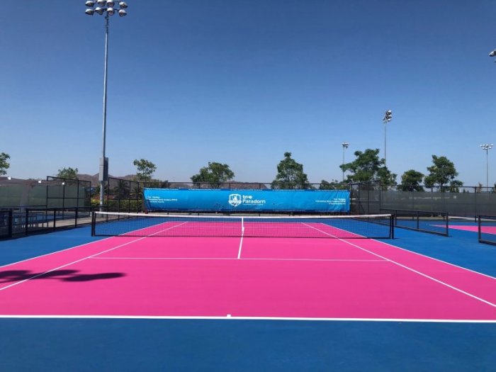 Sticht ins Auge: Das erste pinkfarbene Tennisfeld des Landes. Foto True Arena Hua Hin