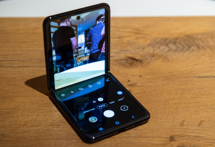 Samsungs neues Falt-Smartphone Z Flip ist nach der Ankündigung zu sehen. Das Gerät lässt sich auf die Größe eines herkömmlichen Telefons aufklappen und ist zusammengefaltet so groß wie eine Puderdose. Foto: Andrej Sokolow/Dpa