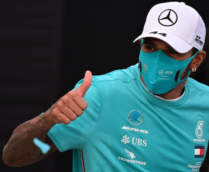 Lewis Hamilton von Mercedes-AMG Petronas, britischer Formel-1-Pilot, hebt die Trophäe nach seinem Sieg beim Formel-1-Grand-Prix 2020 in die Höhe. Foto: epa/Miguel Medina