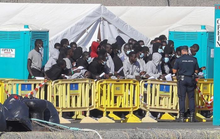 Gerettete Migranten kommen auf die Kanarischen Inseln. Foto: epa/Elvira Urquijo A.