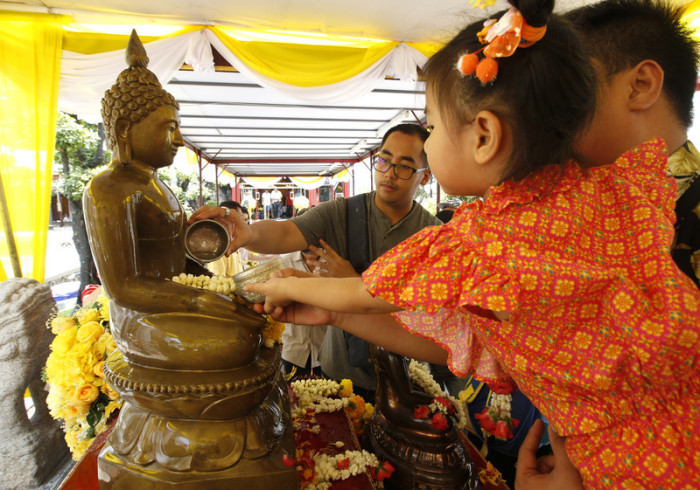 Die Waschung der Buddhafiguren ist eine der traditionellen Riten des Songkranfestes. Doch so besinnlich wird das thailändische Neujahrsfest nicht von allen Bevölkerungsteilen und Touristen gefeiert. Foto: epa/Narong Sangnak