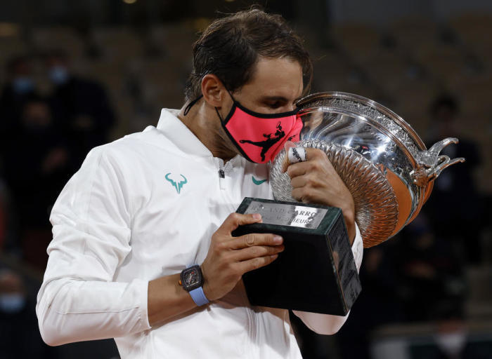 Der spanische Rafael Nadal hält seine Trophäe nach seinem Sieg gegen Novak Djokovic aus Serbien. Foto: epa/Yoan Valat