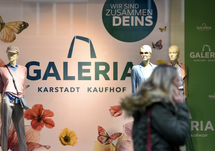 Ein Plakat mit dem gemeinsamen Markennamen «Galeria» hängt im Schaufenster der ehemaligen Kaufhof Filiale in Essen. Foto: Caroline Seidel/Dpa 