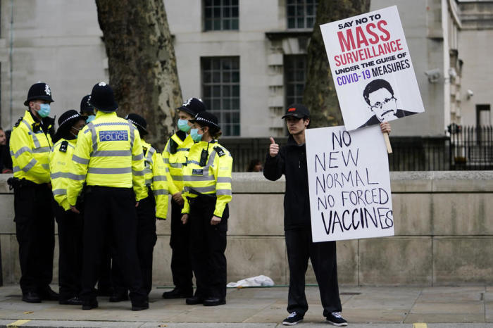 Demonstranten vor der Downing Street gegen die Coronavirus-Sperre in London. Foto: epa/Will Oliver