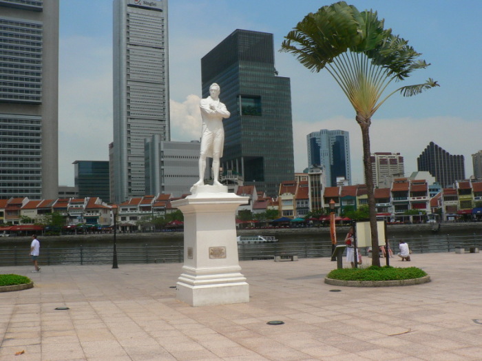Blick auf die (noch weiße) Statue von Sir Stamford Raffles am Boat Quay. Foto: Lenz