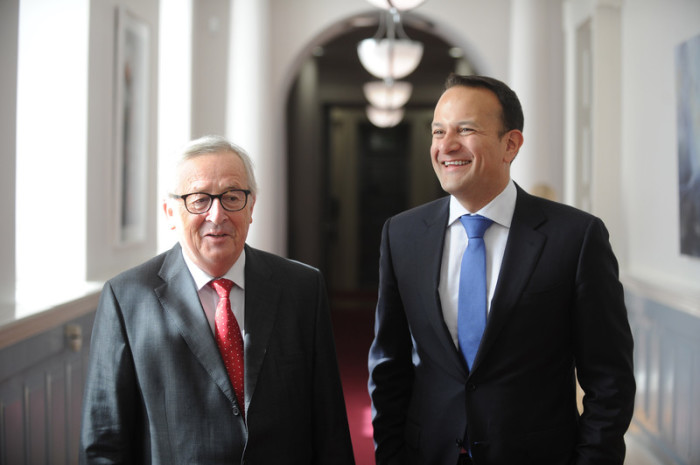 Irlands Premierminister Leo Varadkar (r.) und Jean Claude Juncker, Präsident der EU-Kommission (l.). Foto: epa/Stringer