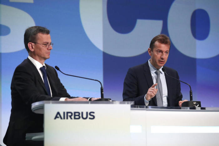 President Airbus Commercial Aircraft Guillaume Faury (R) und Chief Financial Officer Dominik Asam (L) nehmen an der Jahrespressekonferenz von Airbus teil. Foto: epa/Guillaume Horcajuelo