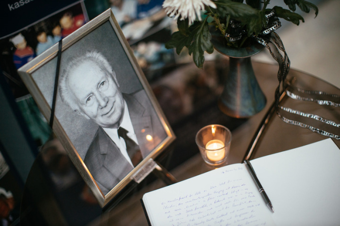 Ein Kondolenzbuch, eine Kerze, Blumen und ein Portrait stehen während einer Gedenkfeier für den DDR-Raumfahrer Sigmund Jähn im Deutschen Raumfahrtzentrum. Foto: Oliver Killig/Dpa-zentralbild/dpa