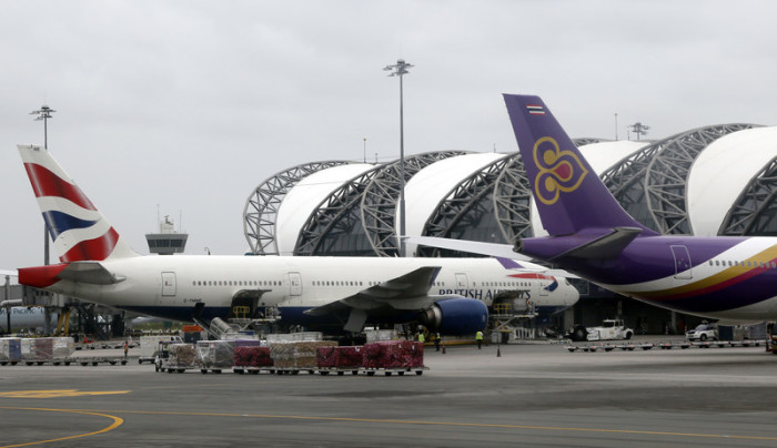 Eine Maschine der British Airways (l.) auf dem Bangkoker Flughafen Suvarnabhumi. Foto: epa/Barbara Walton