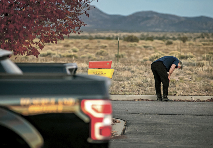 US-Schauspieler Alec Baldwin steht auf dem Parkplatz vor dem Santa Fe County Sheriff's Office in Santa Fe, nachdem er zu dem Vorfall am Set des Films. Foto: Jim Weber