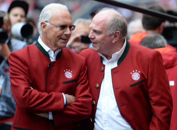 Der Ehrenpräsident des FC BAyern Franz Beckenbauer (L) und der ehemalige Präsident Uli Hoeness sprechen vor dem Anpfiff. Foto: epa/Angelika Warmuth