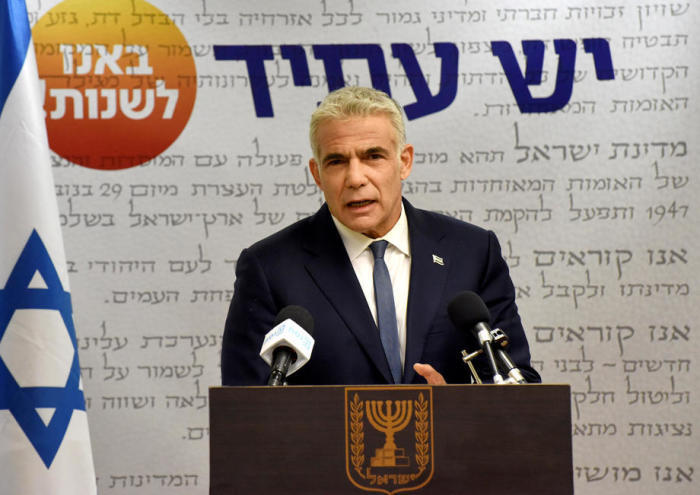 Der Vorsitzende der Yesh Atid Partei, Yair Lapid, gibt eine Erklärung vor der Presse in der Knesset ab. Foto: epa/Debbie Hill / Pool