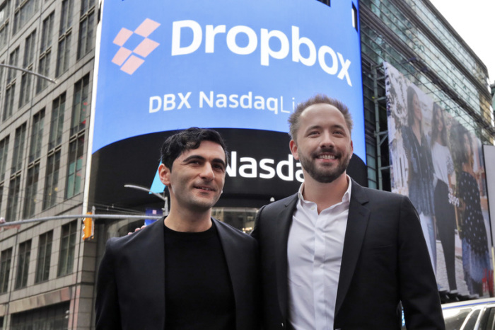 Arash Ferdowsi (l) und Drew Houston, Gründer des Online-Speicherdienstes Dropbox. Foto: dpa/Richard Drew/AP