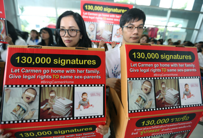 Ein schwules Paar kämpft mit einer Leihmutter in Thailand um Baby Carmen. Die Väter, der eine Amerikaner, der andere Spanier, haben schlechte Karten, weil inzwischen die Gesetze verschärft worden sind. Foto: epa/Narong Sangnak