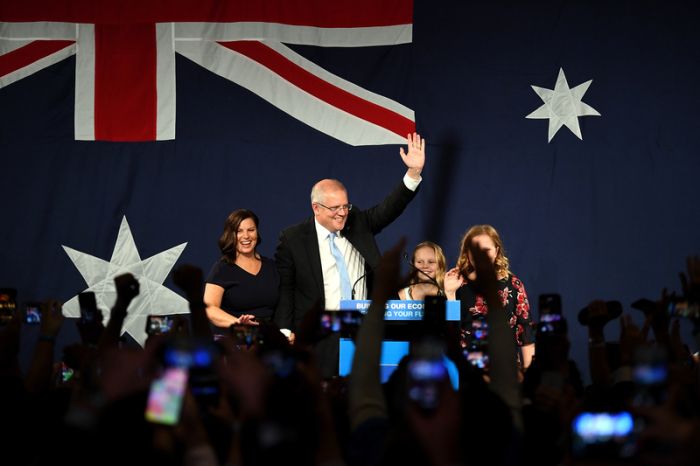 Scott Morrison (M), Premierminister von Australien, winkt bei einer Veranstaltung nach den Parlamentswahlen im Sofitel-Wentworth Hotel. Foto: Dean Lewins/Aap/dpa