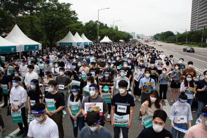Medizinstudenten, die der Korean Intern Intern Intern Resident Association (KIRA) angeschlossen sind, nehmen an einer Kundgebung gegen den Plan der Regierung teil. Foto: epa/Jeon Heon-kyun