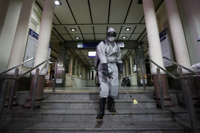 Im Großraum Bangkok und in allen anderen dunkelroten Kontrollzonen des Landes bleiben die Schulen bis auf Weiteres geschlossen. Bild: epa/efe
