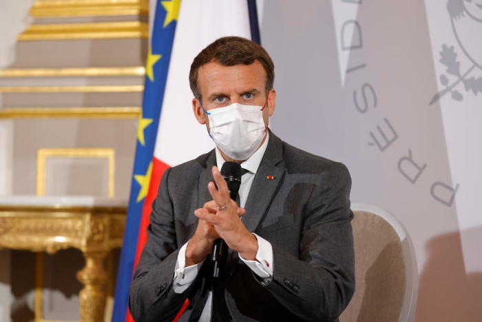 Französischer Präsident Emmanuel Macron bei einem Treffen mit NGO-Vertretern vor dem G7-Gipfel im Elysee-Palast in Paris. Foto: epa/Pascal Rossignol