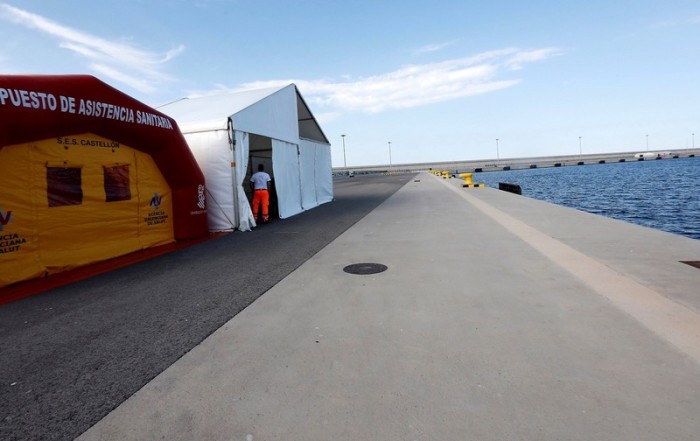 Für die 629 Flüchtlinge wurde im Hafen von Valencia ein Zeltcamp zur Versorgung errichtet. Foto: epa/efe/Juan Carlos Cardenas