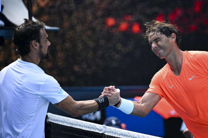 Der spanische Spieler Rafael Nadal (R) wird von Fabio Fognini (L) aus Italien beglückwünscht. Foto: epa/Dean Lewins