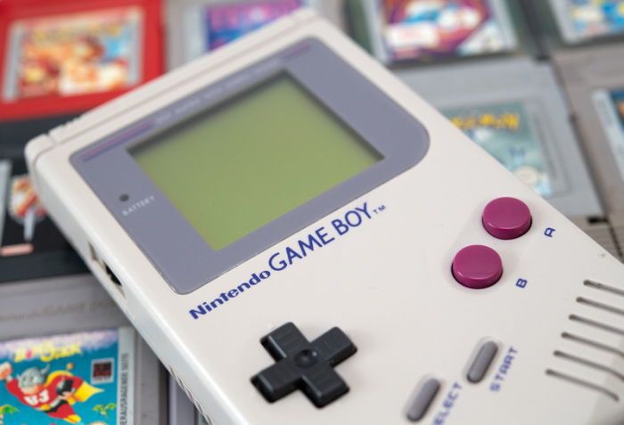 Ein Game Boy liegt auf einer reihe von Spielen. Vor 30 Jahren brachte Nintendo seinen Game Boy auf den Markt und machte damit das Videospielen unterwegs salonfähig. Foto: Andrea Warnecke/Dpa