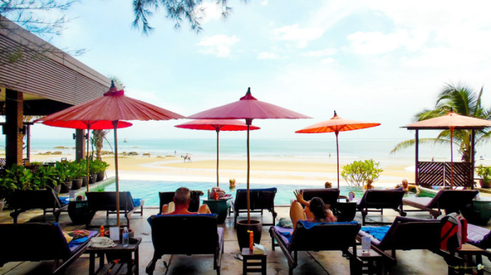 Entspanntes Urlaubsfeeling: Vom Infinity-Pool und der angeschlossenen Beach Bar kann man einen traumhaften Ausblick auf das Meer und den feinsandigen Strand genießen.