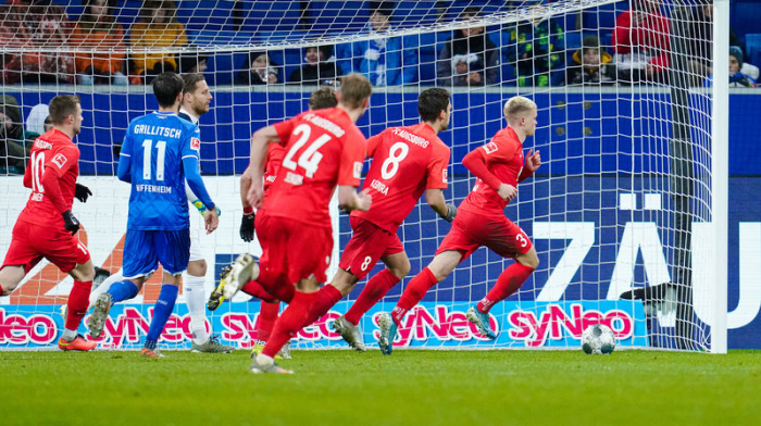 Augsburgs Elfmeter-Torschütze Philipp Max (r) jubelt mit Mannschaftskollegen über das Tor zum 1:2. Foto: Uwe Anspach/Dpa