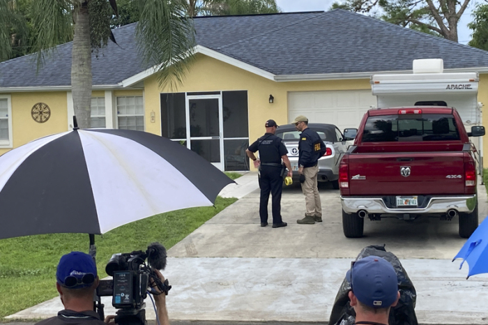 Beamte der Strafverfolgungsbehörden untersuchen das Haus eines jungen Mannes, der im Zusammenhang mit dem Verschwinden seiner Freundin Gabby Petito verhört werden soll. Foto: Curt Anderson