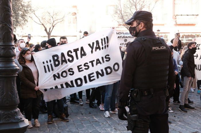 «Schluss damit, ihr ruiniert uns» steht auf einem Banner, das Demonstranten während einer Kundgebung vor dem Consolat de Mar, dem Sitz der Regierung der Balearen, halten. Die Demonstranten protestieren gegen di... Foto: Isaac Buj/Europa Press/dpa