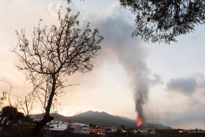 Lava und Rauch steigen nach dem Vulkanausbruch in der Laguna vom Dorf El Paso auf der Insel La Palma, Kanarische Inseln, auf. Foto: epa/Carlos De Saa