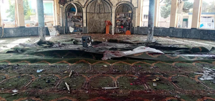 Ein Blick auf die Zerstörung am Tatort einer Bombenexplosion, die eine Moschee der schiitischen Muslime in Kundus traf. Foto: epa/Stringer