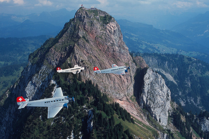 Historische JU-52 Flugzeuge der JU-AIR in der Luft. Foto: epa/Ju-air