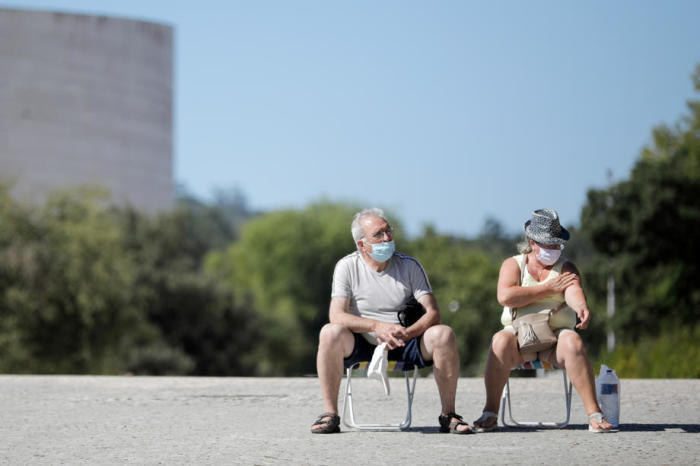 Pilger tragen Schutzmasken gegen Covid-19. Foto: epa/Paulo Cunha
