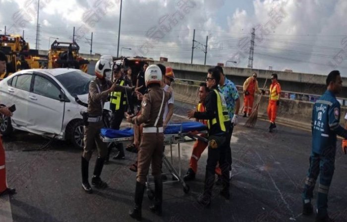 Rettungskräfte am Unfallort. Foto: Daily News