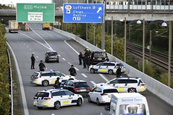 Dänische Polizisten sperren bei einem Einsatz die Autobahn. Foto: epa/Nild Meilvang