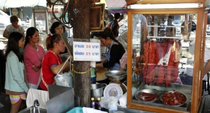Seit fünf Jahrzehnten werden in Sunees‘ Straßenküche unweit des Bahnhofs Khao Moo Daeng und Moo Grob serviert. Fotos: The Nation