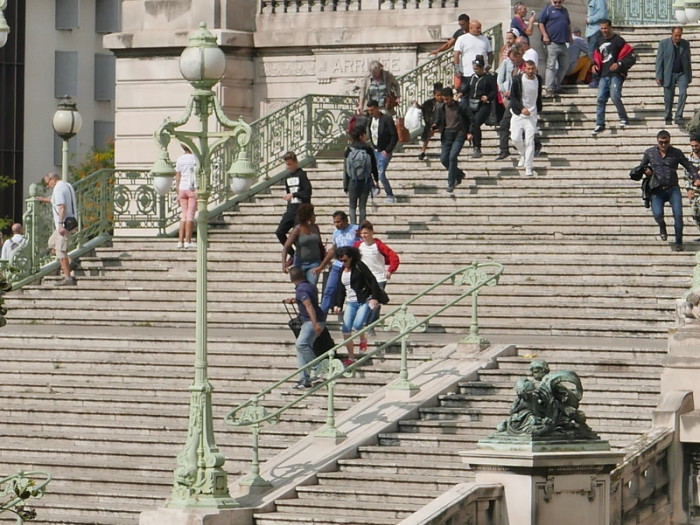 Menschen fliehen auf den Treppenstufen am Gare de Marseille-Saint-Charles in Marseille. Foto: epa/Stan Marcelja