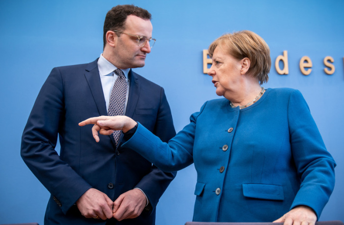 Bundeskanzlerin Angela Merkel spricht neben Jens Spahn (CDU, l), Bundesminister für Gesundheit, vor einer Pressekonferenz der zur Entwicklung beim Coronavirus. Foto: Michael Kappeler/Dpa