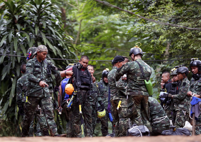 Rettungskräfte vor der Höhle Tham Luang-Khun Nam Nang Non. Foto: epa/Rungroj Yongrit