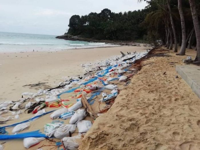 Seitdem der Surin Beach vom Militär von illegalen Strandbars und -lokalen geräumt wurde, verwahrlost er zunehmend. Foto: The Thaiger