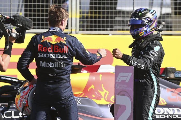 Niederländischer Formel-1-Fahrer Max Verstappen (L) von Red Bull Racing und britischer Formel-1-Fahrer Lewis Hamilton (R). Foto: epa/Andy Rain