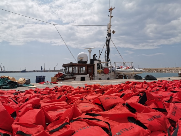 Das beschlagnahmte Rettungsschiff «Eleonore» der deutschen Hilfsorganisation Mission Lifeline, liegt im Hafen, im Vordergrund liegt ein Teil der 104 Rettungswesten der geretteten Migranten. Foto: Johannes Filous/Dpa