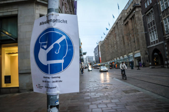 In der Bremer Innenstadt hängt an einem Pfahl ein Schild mit der Aufschrift 