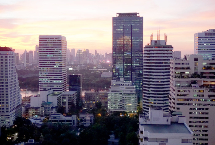 Aah! – Ooh! – Die Aussicht von Sky Bars über Bangkok ist atemberaubend schön, aber diese massiven, wuchtigen Hochhäuser können auch schon mal einfach brutal anmuten. Fotos: ml