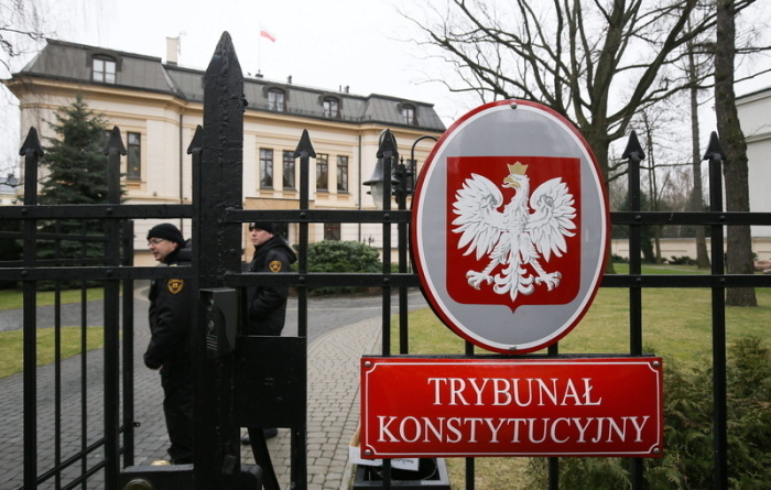 Sicherheitspersonal steht am Tor des polnischen Verfassungsgerichts. (zu dpa «EU-Kommission geht wegen umstrittener Urteile gegen Polen vor» Foto: Pawel Supernak