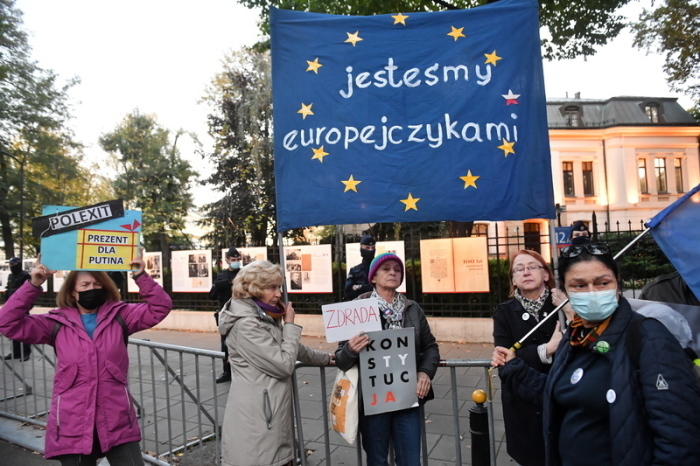 Menschen nehmen an einem Protest vor dem Sitz des Verfassungsgerichts teil. Foto: Radek Pietruszka/Pap/dpa