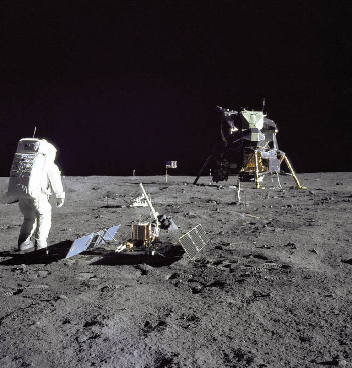 Der US-Astronaut Buzz Aldrin steht auf der Mondoberfläche, nachdem er verschiedene Gerätschaften für Experimente aufgebaut hat. Foto: Nasa/Dpa 