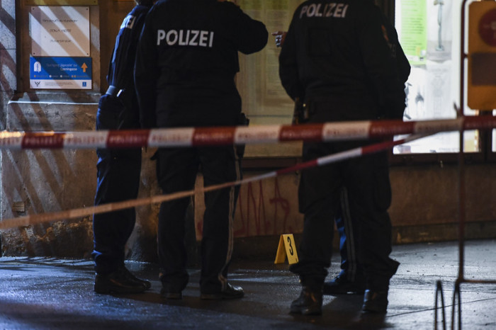 Österreichische Polizeikräfte bewachen einen abgesperrten Tatort. Foto: epa/Christian Bruna