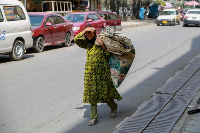 Eine Frau aus Afghanistan sucht in Kabul nach recyceltem Papier, um ihren Lebensunterhalt zu verdienen. Foto: epa/Stringer