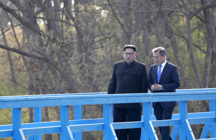 Der nordkoreanische Staatschef Kim Jong-Un (l.) spricht mit dem südkoreanischen Präsidenten Moon Jae-In (r.). Foto: epa/Korea Summit Press